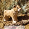 Figurine Lionne en bois, beige marron - Wudimals