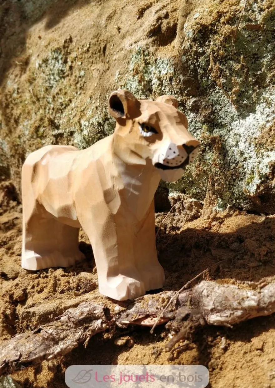 Figurine Lionne en bois, beige marron - Wudimals