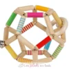 Hochet balle flexible en bois rayée - Goki