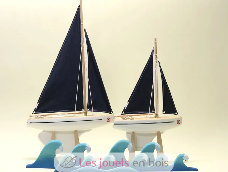 Voilier Le Beajour voile bleue 40cm - Maison Tirot